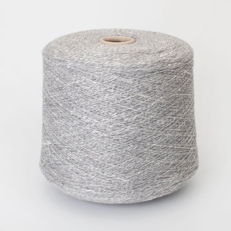 Пряжа Flower - шёлк 30%, меринос 70% светло-серый Пряжа Flower - шёлк 30%, меринос 70% светло-серый