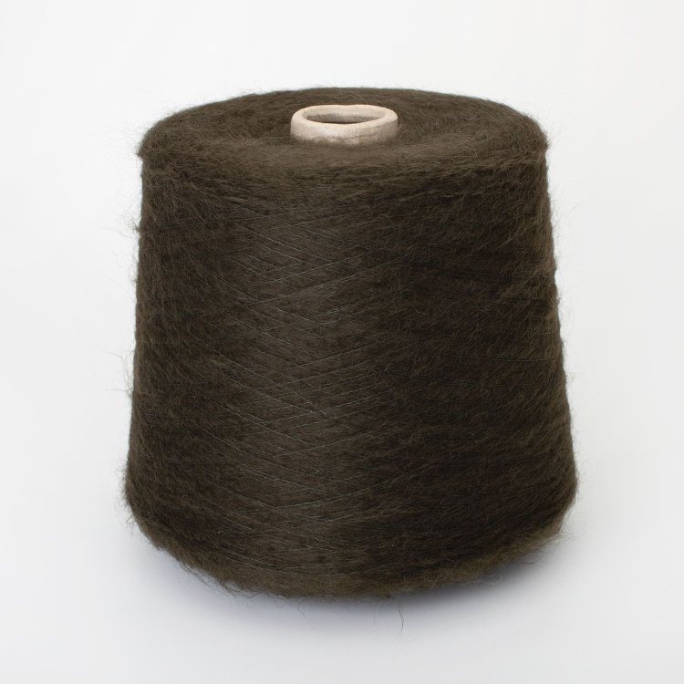 Пряжа Kiddest - кидмохер 58%, меринос 5%, полиамид 37% тёмно-коричневый с зелёным оттенком Пряжа Kiddest - кидмохер 58%, меринос 5%, полиамид 37% тёмно-коричневый с зелёным оттенком