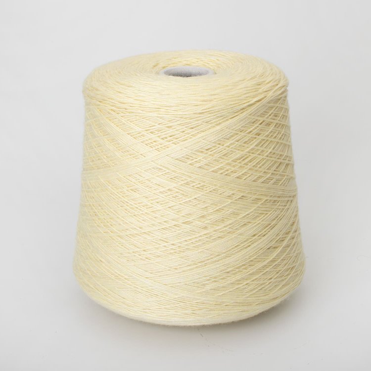 Пряжа Merinoseta - шёлк 30%, меринос 70%    бледно-жёлтый 