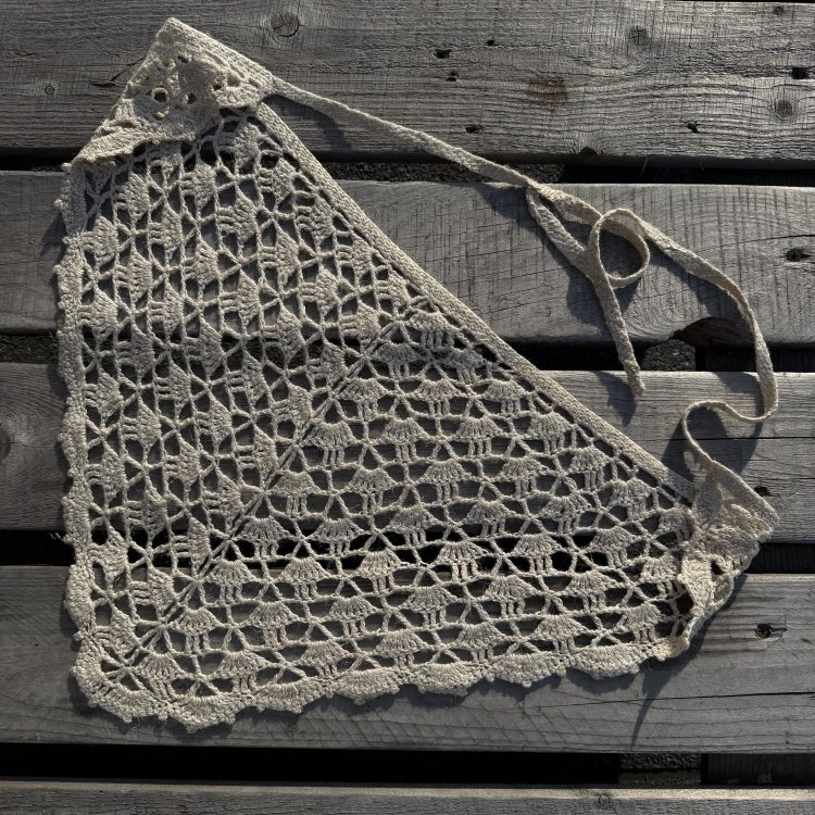 Ажурная косынка ручной работы