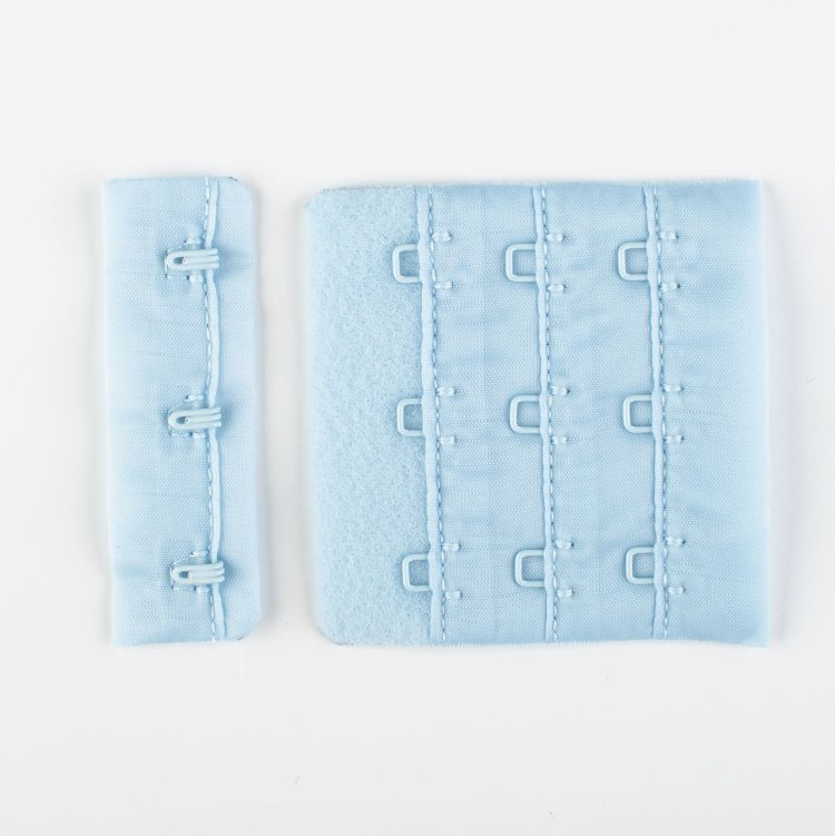 Пряжа La perla - застежки для бюстгальтера светло-голубой Пряжа La perla - застежки для бюстгальтера светло-голубой